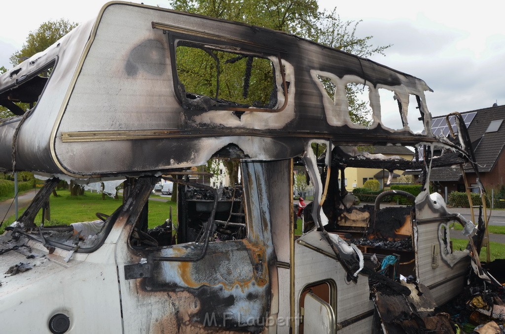 Wohnmobil ausgebrannt Koeln Porz Linder Mauspfad P084.JPG - Miklos Laubert